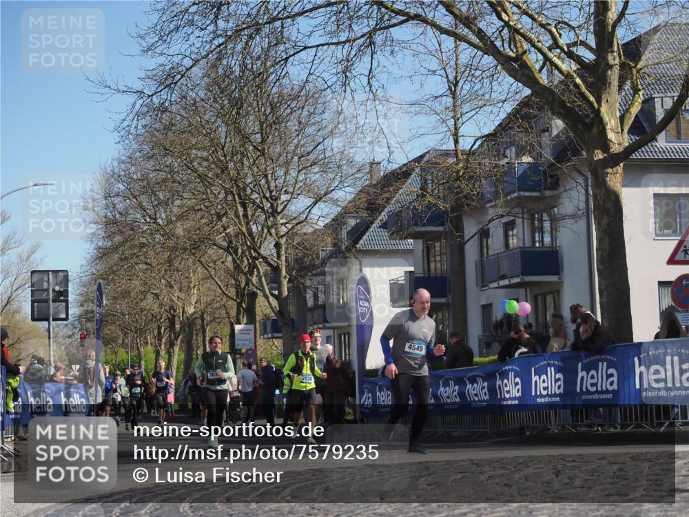 06.04.2025 - 44. Internationalen Wilhelmsburger Insellauf Luisa Fischer http://msf.ph/oto/7579235 06.04.2025 10:44:18 Ziel 305, 3030, 4549 meine-sportfotos.de