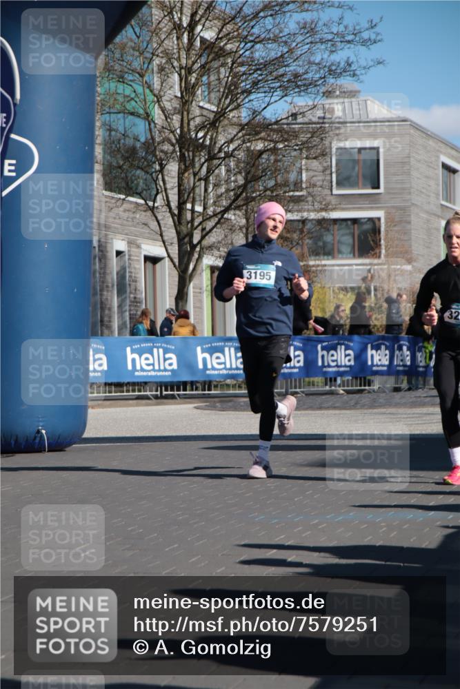 06.04.2025 - 44. Internationalen Wilhelmsburger Insellauf A. Gomolzig http://msf.ph/oto/7579251 06.04.2025 10:26:01 Ziel 3195, 3250, 3541 meine-sportfotos.de