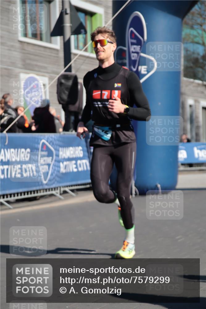 06.04.2025 - 44. Internationalen Wilhelmsburger Insellauf A. Gomolzig http://msf.ph/oto/7579299 06.04.2025 10:25:45 Ziel 3142, 3535, 3556, 5120, 5126 meine-sportfotos.de