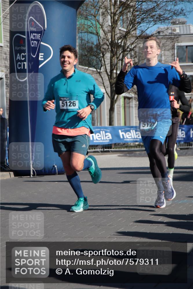 06.04.2025 - 44. Internationalen Wilhelmsburger Insellauf A. Gomolzig http://msf.ph/oto/7579311 06.04.2025 10:25:44 Ziel 3142, 3556, 5120, 5126 meine-sportfotos.de