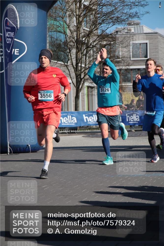 06.04.2025 - 44. Internationalen Wilhelmsburger Insellauf A. Gomolzig http://msf.ph/oto/7579324 06.04.2025 10:25:43 Ziel 3142, 3556, 5120, 5126 meine-sportfotos.de