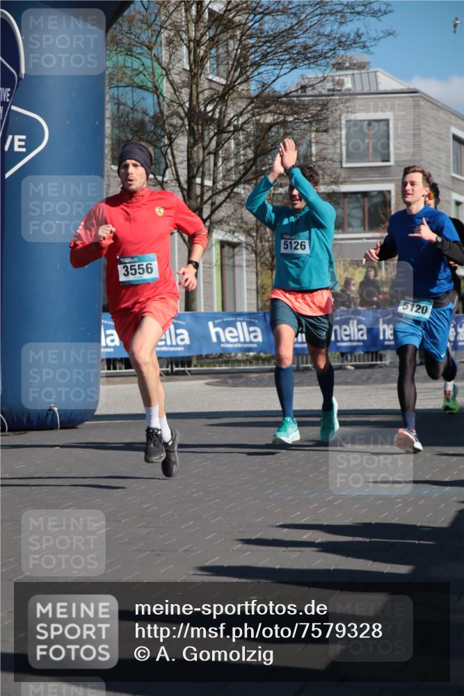 06.04.2025 - 44. Internationalen Wilhelmsburger Insellauf A. Gomolzig http://msf.ph/oto/7579328 06.04.2025 10:25:43 Ziel 3142, 3556, 5120, 5126 meine-sportfotos.de