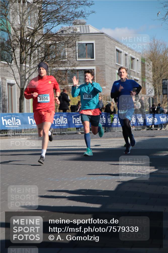 06.04.2025 - 44. Internationalen Wilhelmsburger Insellauf A. Gomolzig http://msf.ph/oto/7579339 06.04.2025 10:25:43 Ziel 3142, 3556, 5120, 5126 meine-sportfotos.de