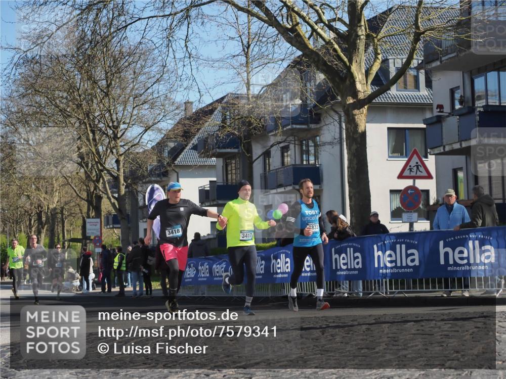 06.04.2025 - 44. Internationalen Wilhelmsburger Insellauf Luisa Fischer http://msf.ph/oto/7579341 06.04.2025 10:39:26 Ziel 3418, 3417, 2833 meine-sportfotos.de