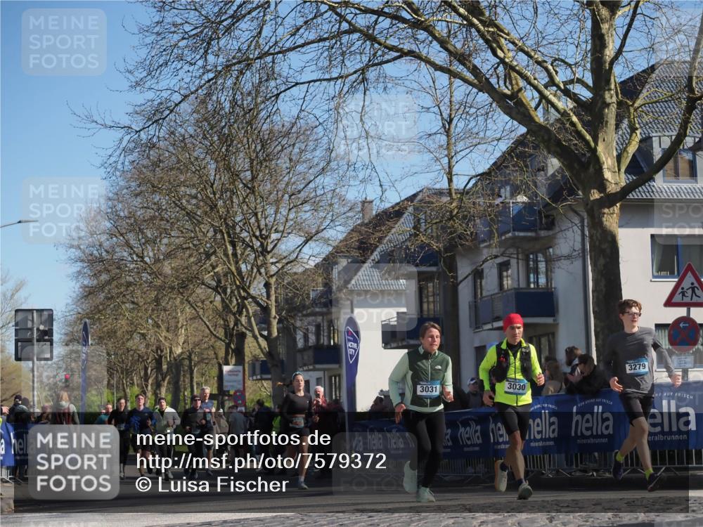 06.04.2025 - 44. Internationalen Wilhelmsburger Insellauf Luisa Fischer http://msf.ph/oto/7579372 06.04.2025 10:44:21 Ziel 3031, 3030, 3279 meine-sportfotos.de