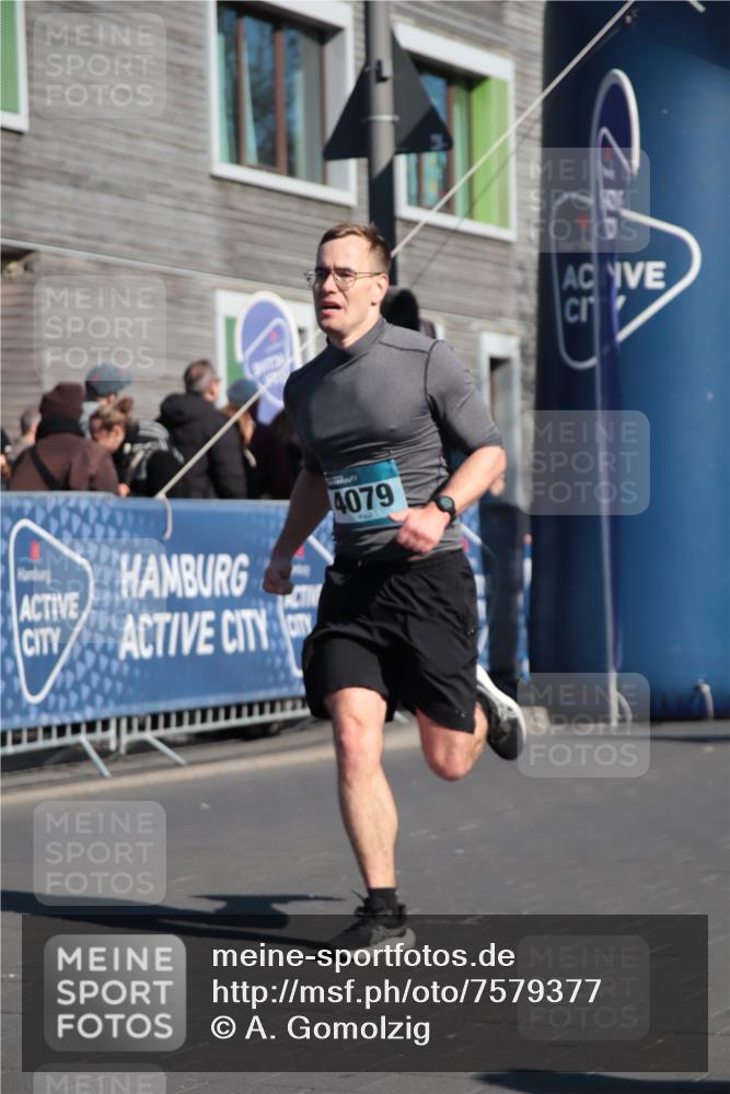 06.04.2025 - 44. Internationalen Wilhelmsburger Insellauf A. Gomolzig http://msf.ph/oto/7579377 06.04.2025 10:25:22 Ziel 3591, 4079, 5115 meine-sportfotos.de