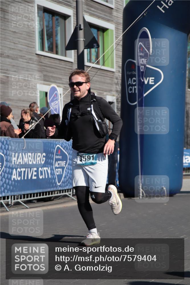 06.04.2025 - 44. Internationalen Wilhelmsburger Insellauf A. Gomolzig http://msf.ph/oto/7579404 06.04.2025 10:25:19 Ziel 3591, 4079, 4428, 4576, 5115 meine-sportfotos.de