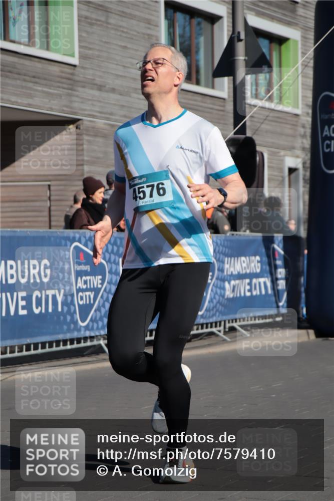 06.04.2025 - 44. Internationalen Wilhelmsburger Insellauf A. Gomolzig http://msf.ph/oto/7579410 06.04.2025 10:25:15 Ziel 3591, 4428, 4576 meine-sportfotos.de