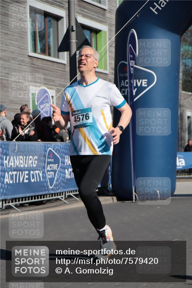 06.04.2025 - 44. Internationalen Wilhelmsburger Insellauf A. Gomolzig http://msf.ph/oto/7579420 06.04.2025 10:25:15 Ziel 3591, 4428, 4576 meine-sportfotos.de