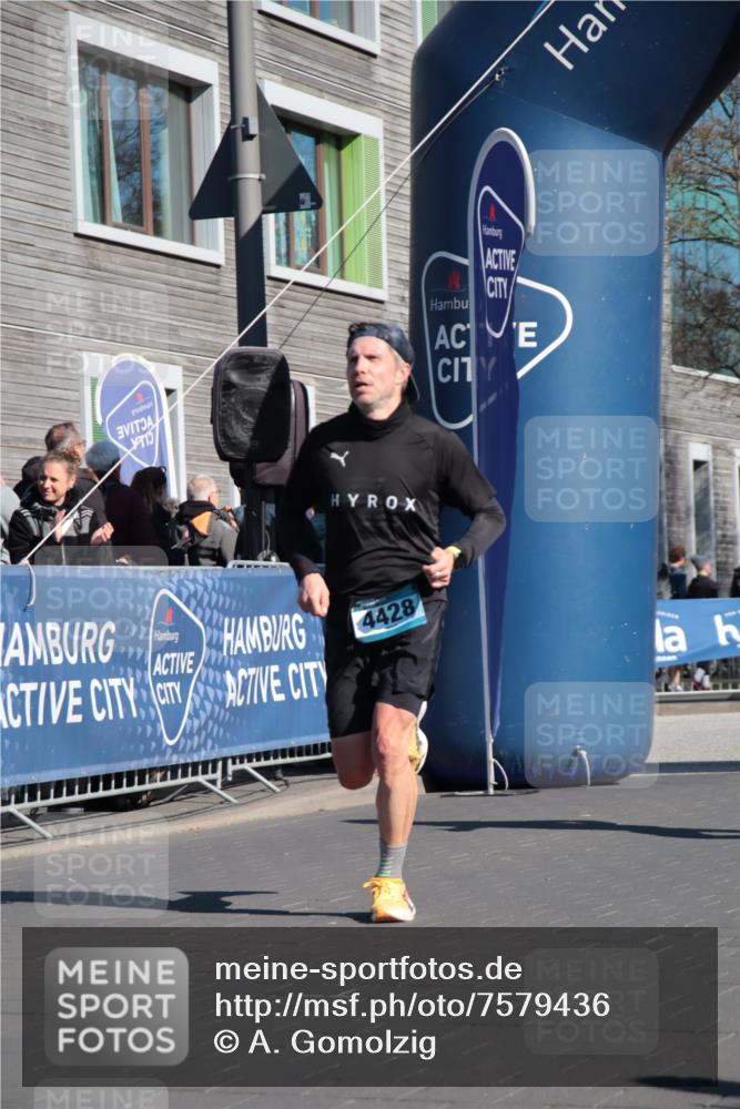 06.04.2025 - 44. Internationalen Wilhelmsburger Insellauf A. Gomolzig http://msf.ph/oto/7579436 06.04.2025 10:25:13 Ziel 3591, 4428, 4576 meine-sportfotos.de