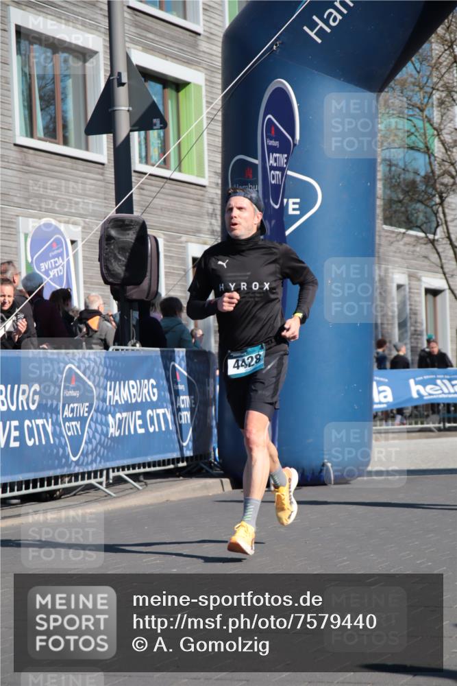 06.04.2025 - 44. Internationalen Wilhelmsburger Insellauf A. Gomolzig http://msf.ph/oto/7579440 06.04.2025 10:25:13 Ziel 3591, 4428, 4576 meine-sportfotos.de