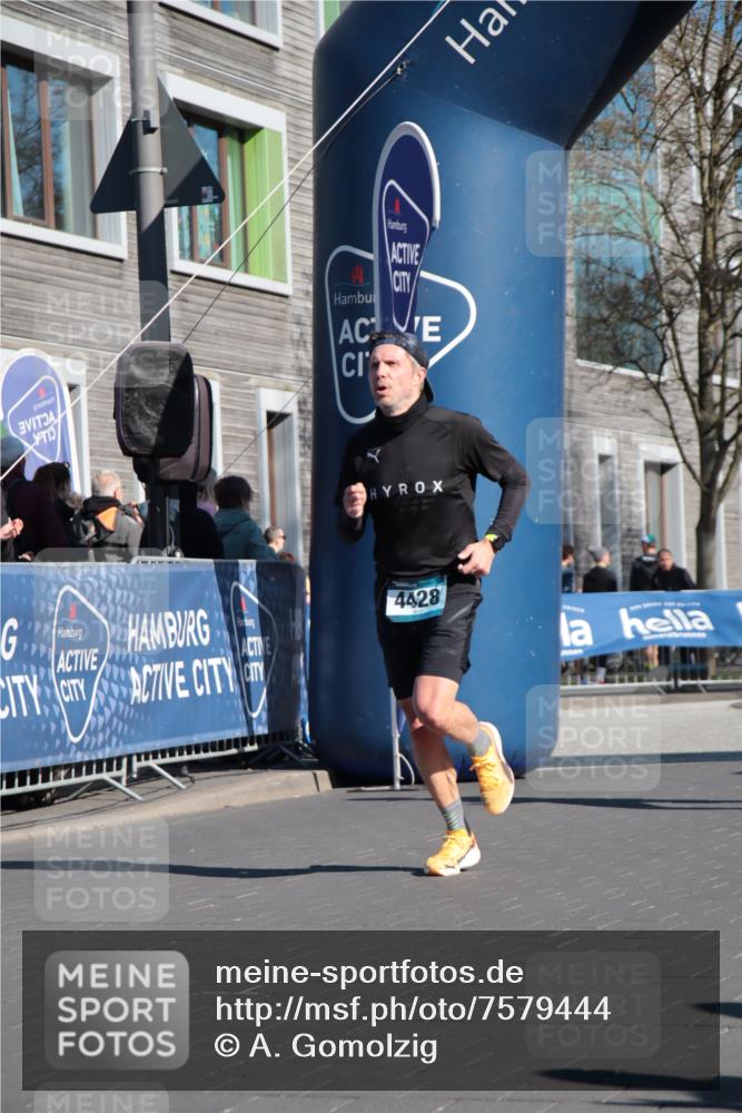 06.04.2025 - 44. Internationalen Wilhelmsburger Insellauf A. Gomolzig http://msf.ph/oto/7579444 06.04.2025 10:25:13 Ziel 3591, 4428, 4576 meine-sportfotos.de