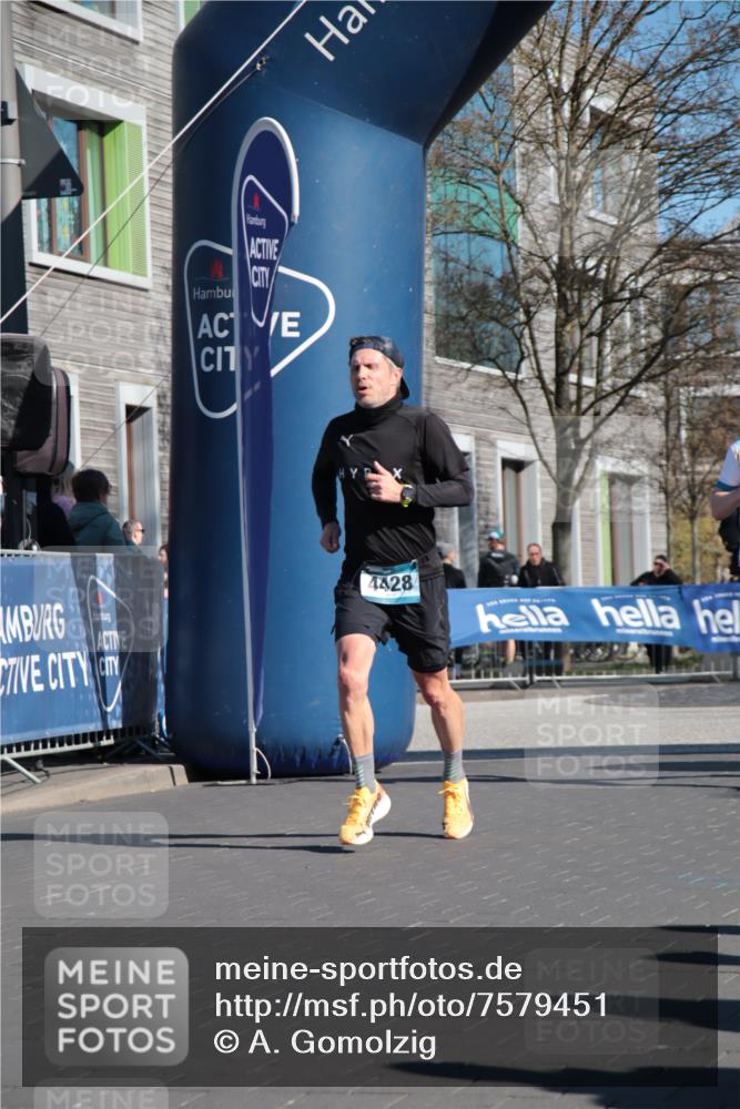 06.04.2025 - 44. Internationalen Wilhelmsburger Insellauf A. Gomolzig http://msf.ph/oto/7579451 06.04.2025 10:25:13 Ziel 3591, 4428, 4576 meine-sportfotos.de
