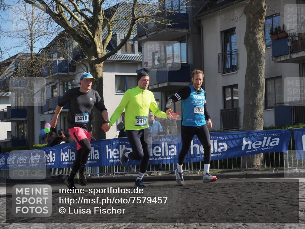 06.04.2025 - 44. Internationalen Wilhelmsburger Insellauf Luisa Fischer http://msf.ph/oto/7579457 06.04.2025 10:39:28 Ziel 3418, 3417, 3833 meine-sportfotos.de