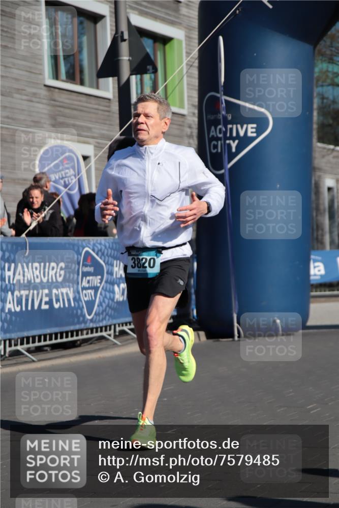 06.04.2025 - 44. Internationalen Wilhelmsburger Insellauf A. Gomolzig http://msf.ph/oto/7579485 06.04.2025 10:25:05 Ziel 3820 meine-sportfotos.de