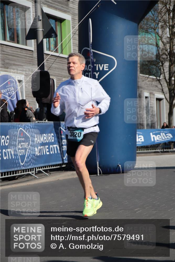 06.04.2025 - 44. Internationalen Wilhelmsburger Insellauf A. Gomolzig http://msf.ph/oto/7579491 06.04.2025 10:25:05 Ziel 3820 meine-sportfotos.de