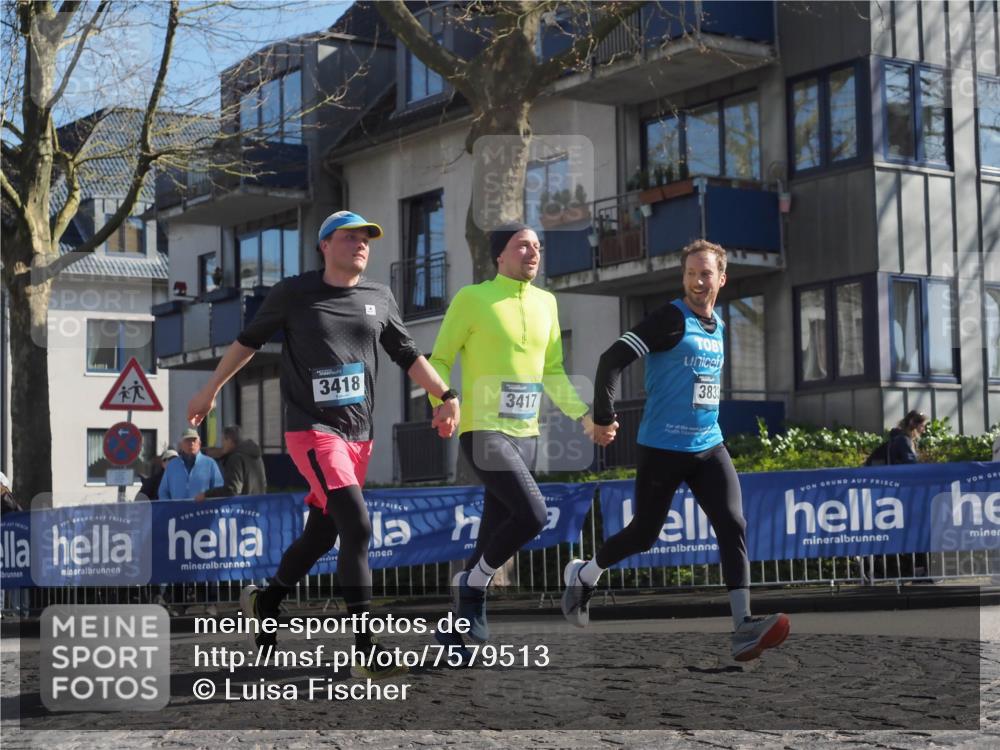 06.04.2025 - 44. Internationalen Wilhelmsburger Insellauf Luisa Fischer http://msf.ph/oto/7579513 06.04.2025 10:39:28 Ziel 3418, 3417, 3833 meine-sportfotos.de