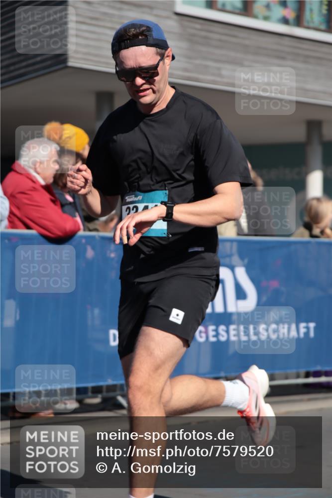 06.04.2025 - 44. Internationalen Wilhelmsburger Insellauf A. Gomolzig http://msf.ph/oto/7579520 06.04.2025 10:24:52 Ziel 3317, 3341, 4195, 4205, 4617 meine-sportfotos.de