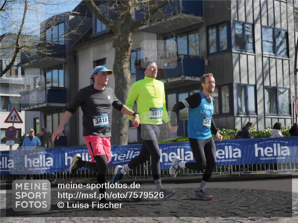 06.04.2025 - 44. Internationalen Wilhelmsburger Insellauf Luisa Fischer http://msf.ph/oto/7579526 06.04.2025 10:39:29 Ziel 3418, 3417, 383 meine-sportfotos.de