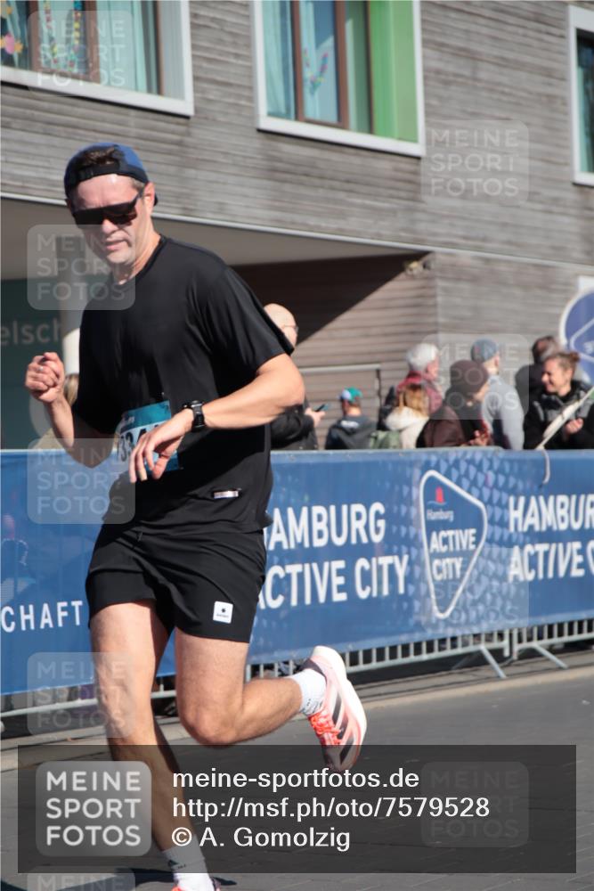 06.04.2025 - 44. Internationalen Wilhelmsburger Insellauf A. Gomolzig http://msf.ph/oto/7579528 06.04.2025 10:24:52 Ziel 3317, 3341, 4195, 4205, 4617 meine-sportfotos.de