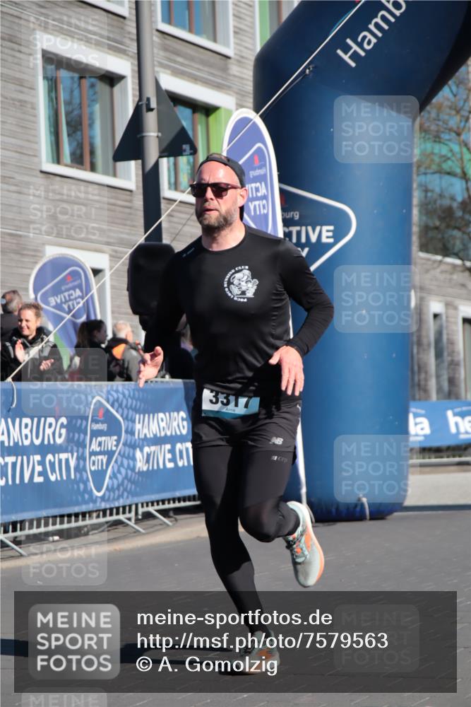 06.04.2025 - 44. Internationalen Wilhelmsburger Insellauf A. Gomolzig http://msf.ph/oto/7579563 06.04.2025 10:24:48 Ziel 3317, 3341, 4617 meine-sportfotos.de