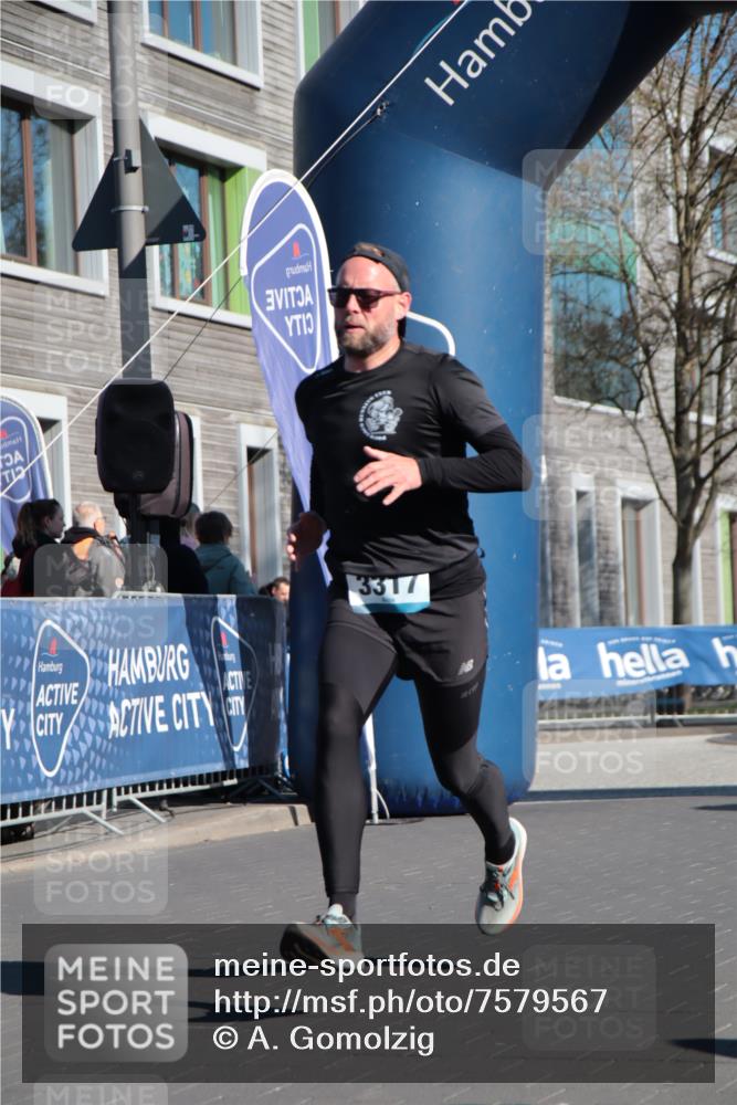 06.04.2025 - 44. Internationalen Wilhelmsburger Insellauf A. Gomolzig http://msf.ph/oto/7579567 06.04.2025 10:24:48 Ziel 3317, 3341, 4617 meine-sportfotos.de
