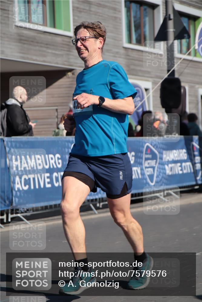 06.04.2025 - 44. Internationalen Wilhelmsburger Insellauf A. Gomolzig http://msf.ph/oto/7579576 06.04.2025 10:24:42 Ziel 3317, 4136, 4292 meine-sportfotos.de