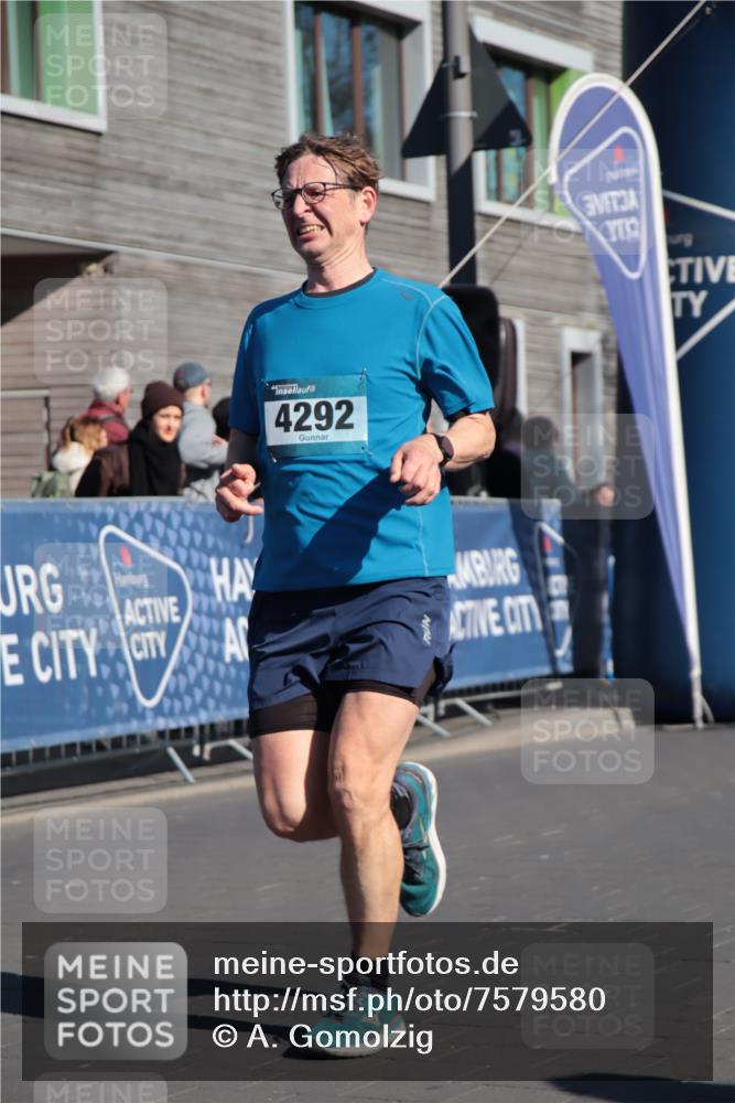 06.04.2025 - 44. Internationalen Wilhelmsburger Insellauf A. Gomolzig http://msf.ph/oto/7579580 06.04.2025 10:24:42 Ziel 3317, 4136, 4292 meine-sportfotos.de