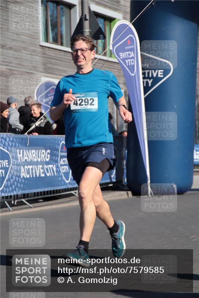 06.04.2025 - 44. Internationalen Wilhelmsburger Insellauf A. Gomolzig http://msf.ph/oto/7579585 06.04.2025 10:24:42 Ziel 3317, 4136, 4292 meine-sportfotos.de