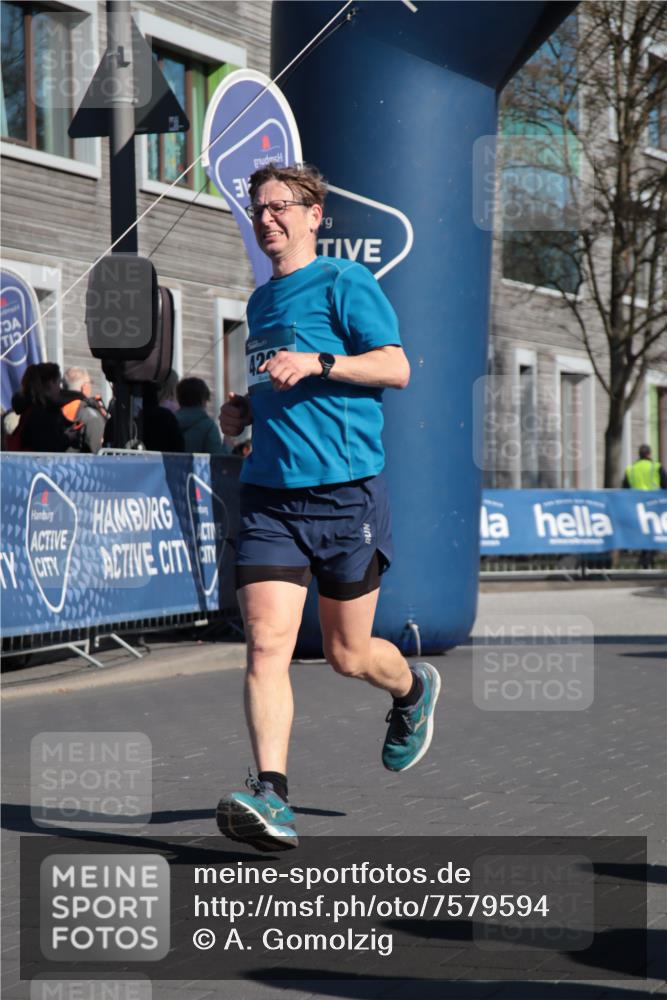 06.04.2025 - 44. Internationalen Wilhelmsburger Insellauf A. Gomolzig http://msf.ph/oto/7579594 06.04.2025 10:24:42 Ziel 3317, 4136, 4292 meine-sportfotos.de