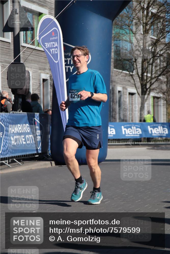 06.04.2025 - 44. Internationalen Wilhelmsburger Insellauf A. Gomolzig http://msf.ph/oto/7579599 06.04.2025 10:24:42 Ziel 3317, 4136, 4292 meine-sportfotos.de