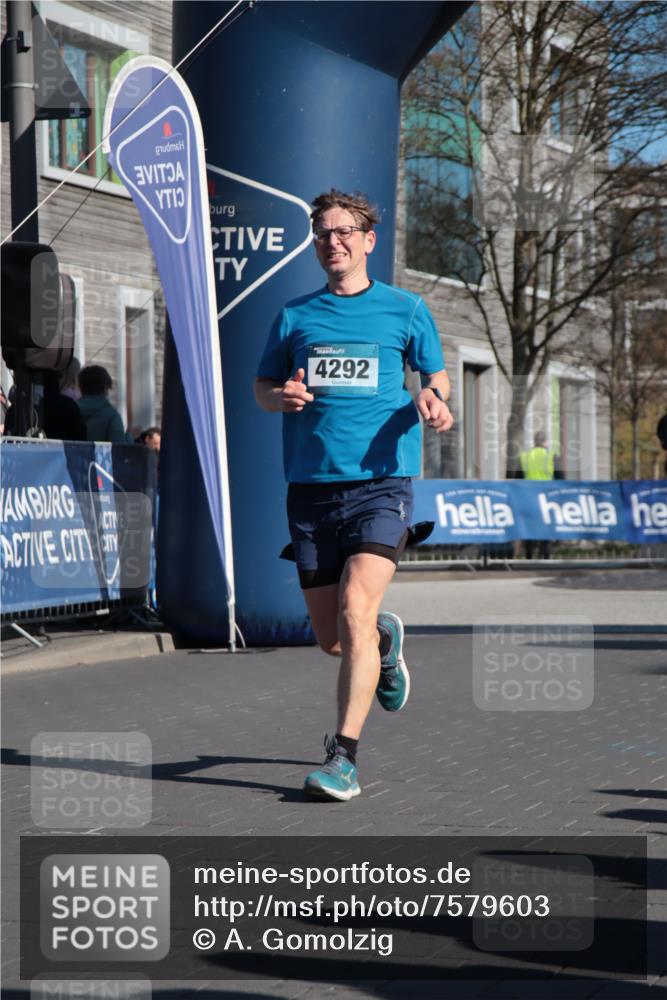 06.04.2025 - 44. Internationalen Wilhelmsburger Insellauf A. Gomolzig http://msf.ph/oto/7579603 06.04.2025 10:24:41 Ziel 3317, 4136, 4292 meine-sportfotos.de