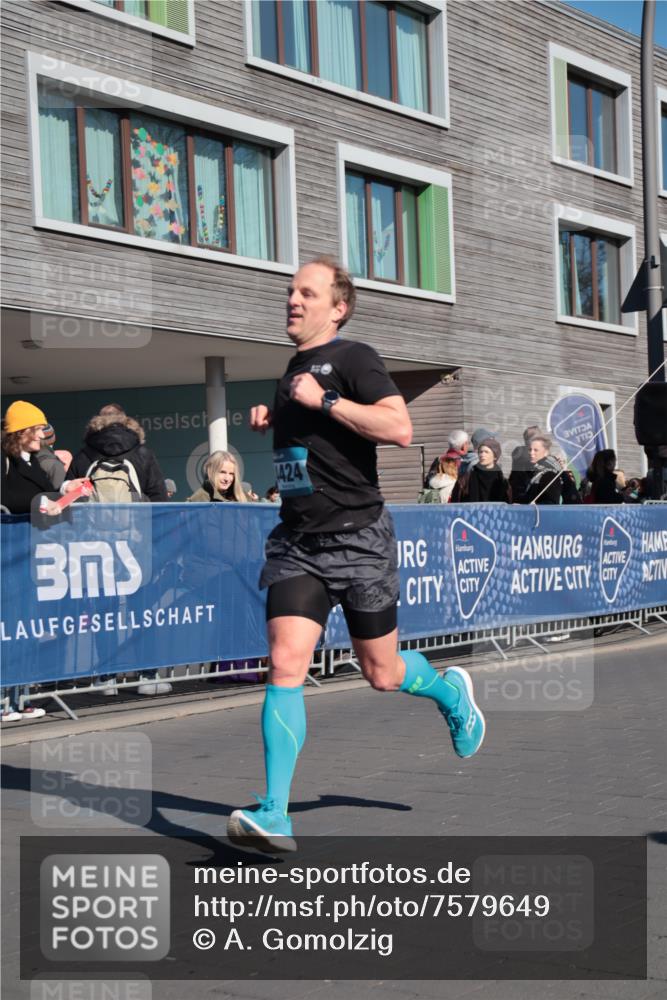 06.04.2025 - 44. Internationalen Wilhelmsburger Insellauf A. Gomolzig http://msf.ph/oto/7579649 06.04.2025 10:24:12 Ziel 4424 meine-sportfotos.de