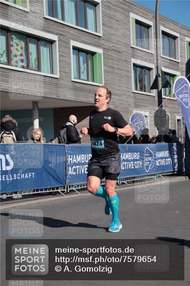 06.04.2025 - 44. Internationalen Wilhelmsburger Insellauf A. Gomolzig http://msf.ph/oto/7579654 06.04.2025 10:24:12 Ziel 4424 meine-sportfotos.de