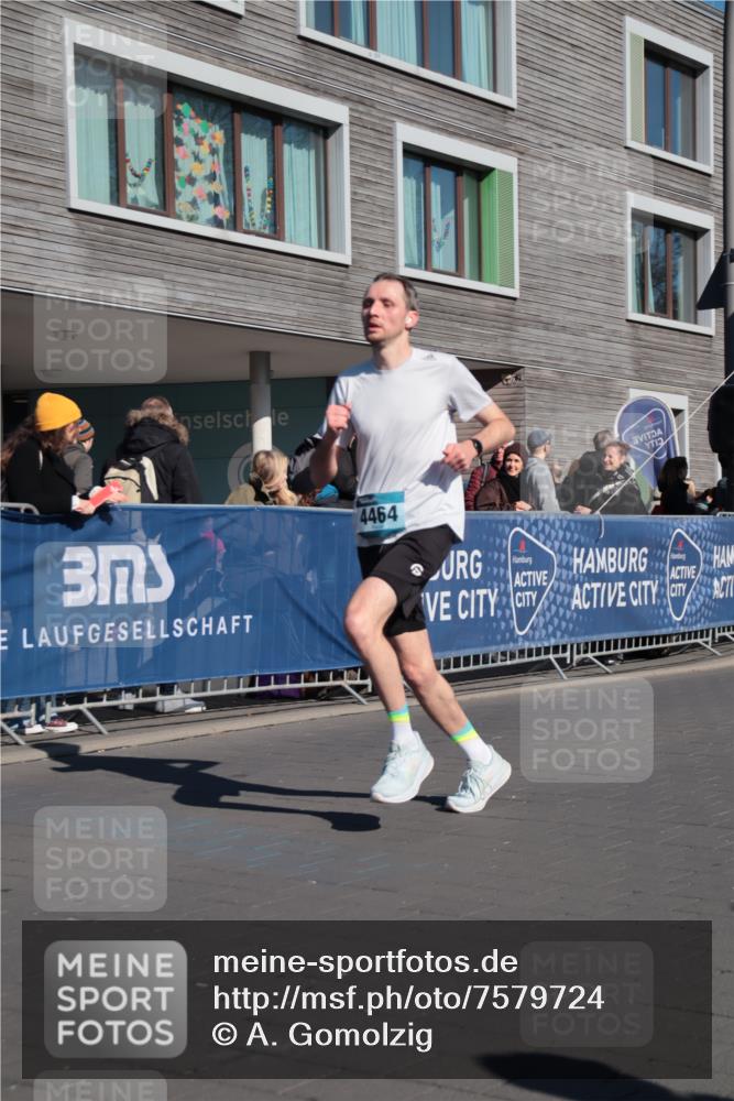 06.04.2025 - 44. Internationalen Wilhelmsburger Insellauf A. Gomolzig http://msf.ph/oto/7579724 06.04.2025 10:23:38 Ziel 4464 meine-sportfotos.de