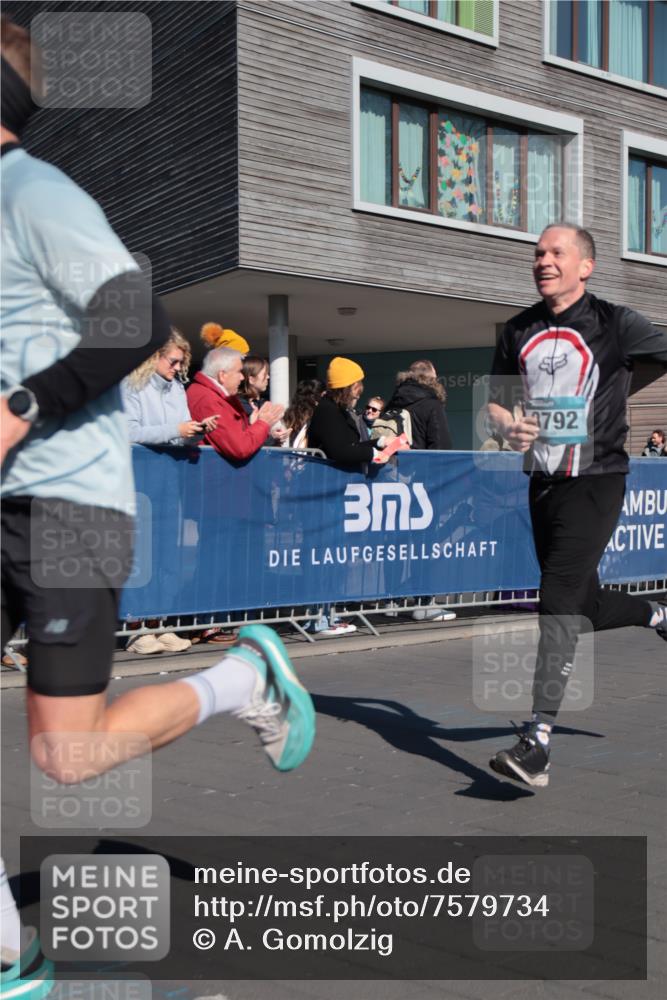 06.04.2025 - 44. Internationalen Wilhelmsburger Insellauf A. Gomolzig http://msf.ph/oto/7579734 06.04.2025 10:23:25 Ziel 3536, 3792, 4391 meine-sportfotos.de