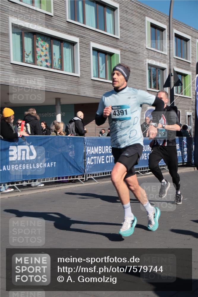 06.04.2025 - 44. Internationalen Wilhelmsburger Insellauf A. Gomolzig http://msf.ph/oto/7579744 06.04.2025 10:23:25 Ziel 3536, 3792, 4391 meine-sportfotos.de