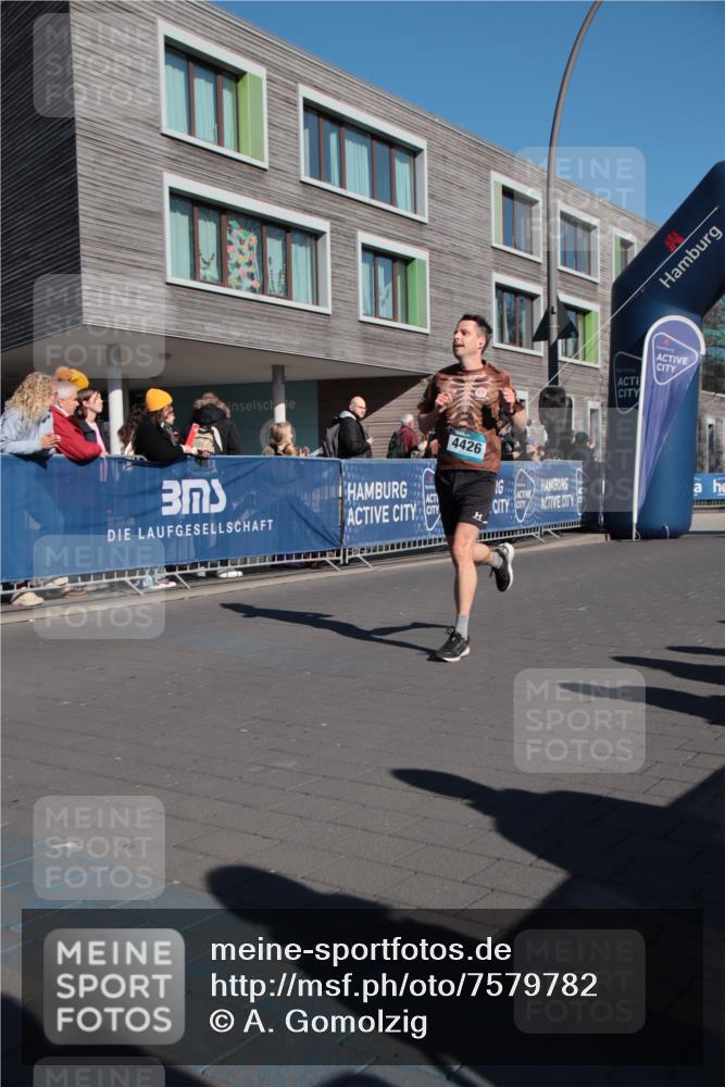 06.04.2025 - 44. Internationalen Wilhelmsburger Insellauf A. Gomolzig http://msf.ph/oto/7579782 06.04.2025 10:23:11 Ziel 3379, 4426, 4496 meine-sportfotos.de