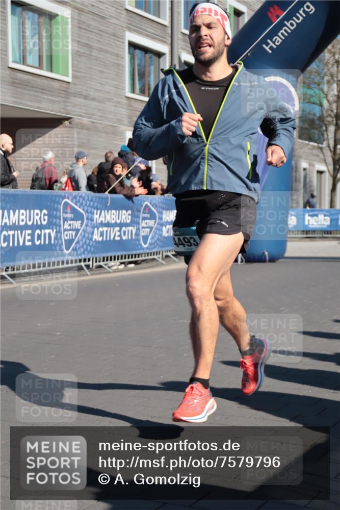 06.04.2025 - 44. Internationalen Wilhelmsburger Insellauf A. Gomolzig http://msf.ph/oto/7579796 06.04.2025 10:23:04 Ziel 4071, 4493, 4496 meine-sportfotos.de