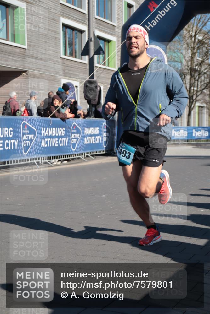 06.04.2025 - 44. Internationalen Wilhelmsburger Insellauf A. Gomolzig http://msf.ph/oto/7579801 06.04.2025 10:23:04 Ziel 4071, 4493, 4496 meine-sportfotos.de