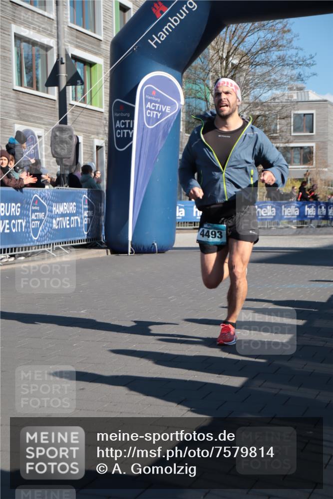 06.04.2025 - 44. Internationalen Wilhelmsburger Insellauf A. Gomolzig http://msf.ph/oto/7579814 06.04.2025 10:23:04 Ziel 4071, 4493, 4496 meine-sportfotos.de