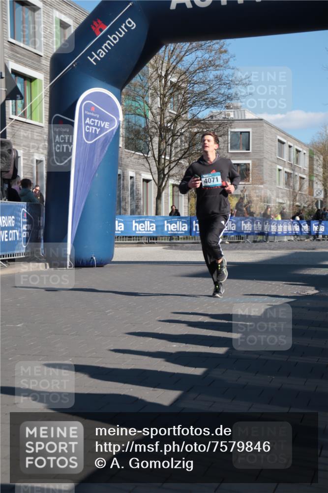 06.04.2025 - 44. Internationalen Wilhelmsburger Insellauf A. Gomolzig http://msf.ph/oto/7579846 06.04.2025 10:22:58 Ziel 4071, 4493 meine-sportfotos.de