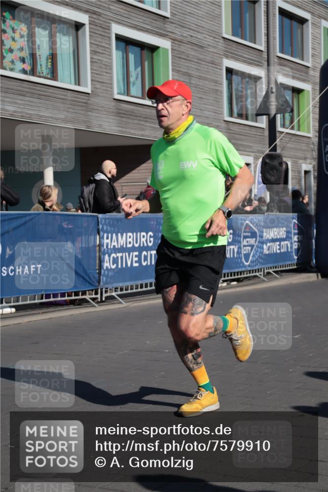 06.04.2025 - 44. Internationalen Wilhelmsburger Insellauf A. Gomolzig http://msf.ph/oto/7579910 06.04.2025 10:22:37 Ziel 3570, 4311 meine-sportfotos.de