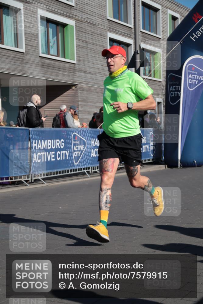 06.04.2025 - 44. Internationalen Wilhelmsburger Insellauf A. Gomolzig http://msf.ph/oto/7579915 06.04.2025 10:22:36 Ziel 3570, 4311 meine-sportfotos.de