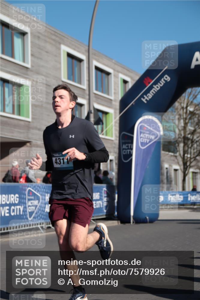 06.04.2025 - 44. Internationalen Wilhelmsburger Insellauf A. Gomolzig http://msf.ph/oto/7579926 06.04.2025 10:22:32 Ziel 3570, 4311 meine-sportfotos.de
