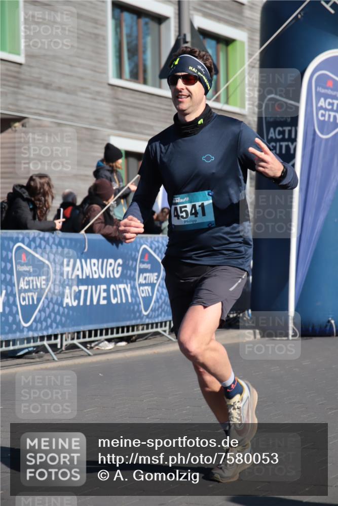 06.04.2025 - 44. Internationalen Wilhelmsburger Insellauf A. Gomolzig http://msf.ph/oto/7580053 06.04.2025 10:22:00 Ziel 3597, 4541, 5030 meine-sportfotos.de