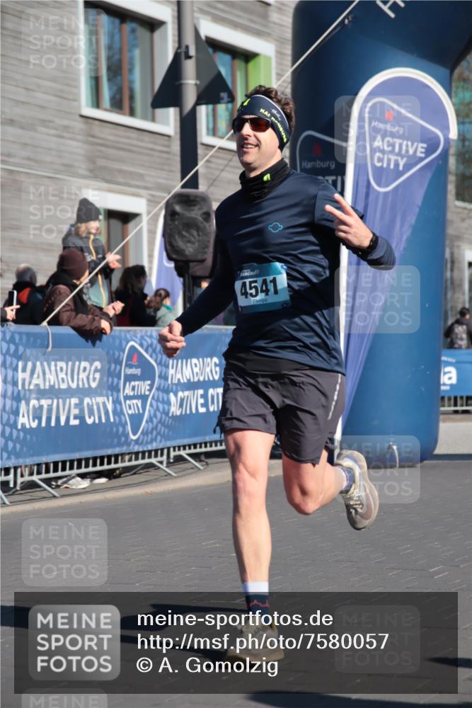 06.04.2025 - 44. Internationalen Wilhelmsburger Insellauf A. Gomolzig http://msf.ph/oto/7580057 06.04.2025 10:21:59 Ziel 3597, 4541, 5030 meine-sportfotos.de