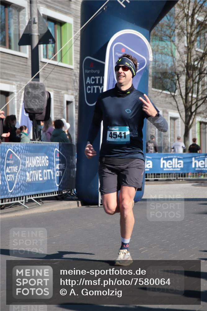 06.04.2025 - 44. Internationalen Wilhelmsburger Insellauf A. Gomolzig http://msf.ph/oto/7580064 06.04.2025 10:21:59 Ziel 3597, 4541, 5030 meine-sportfotos.de