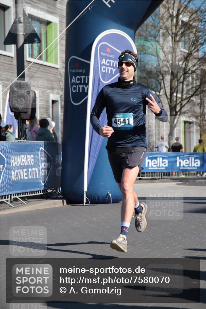 06.04.2025 - 44. Internationalen Wilhelmsburger Insellauf A. Gomolzig http://msf.ph/oto/7580070 06.04.2025 10:21:59 Ziel 3597, 4541, 5030 meine-sportfotos.de