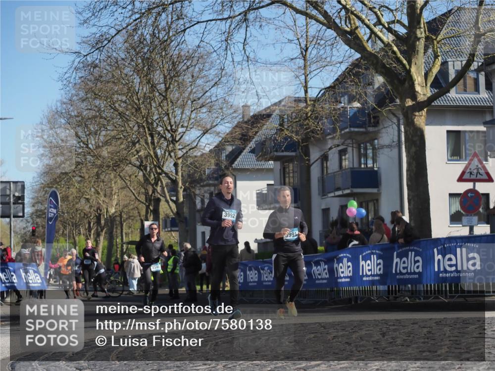 06.04.2025 - 44. Internationalen Wilhelmsburger Insellauf Luisa Fischer http://msf.ph/oto/7580138 06.04.2025 10:45:02 Ziel 4340, 3992, 3991 meine-sportfotos.de